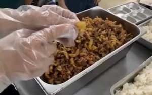 Vụ cơm b&aacute;n tr&uacute; "to&agrave;n t&oacute;p mỡ": Trường n&oacute;i do chế biến n&ecirc;n bị nhầm lẫn, định lượng suất ăn chưa bảo đảm - Ảnh 2.