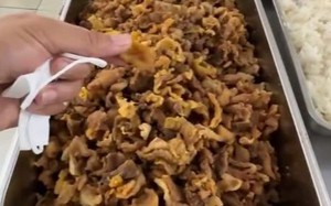 Kiểm tra bếp ăn Trường Tiểu học Quảng Bị 1 sau phản &aacute;nh suất ăn b&aacute;n tr&uacute; c&oacute; "t&oacute;p mỡ" - Ảnh 3.