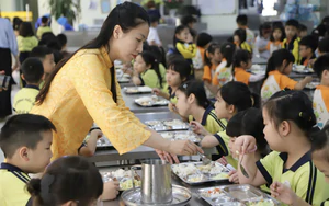 Kiểm tra đột xuất bếp ăn b&aacute;n tr&uacute;, cha mẹ học sinh ph&aacute;t hiện m&oacute;n thịt chỉ to&agrave;n t&oacute;p mỡ - Ảnh 3.