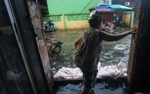 &ldquo;Thảm hoạ lũ lụt&rdquo; g&acirc;y gi&aacute;n đoạn giao th&ocirc;ng v&agrave; du lịch tại Bangkok, Th&aacute;i Lan - Ảnh 4.