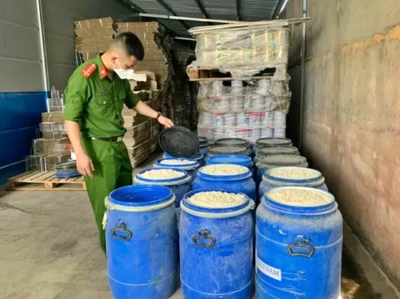 Sản xuất sữa bột giả, thu lợi 500 tỉ đồng: truc tiep bong da vebo an bắt giam các giám đốc - Ảnh 2.