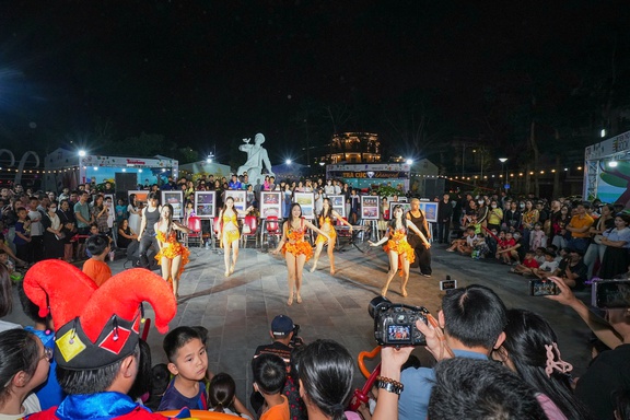 Sức hút của chương trình Âm nhạc đường phố "điểm hẹn" ở Hải Phòng ngày cuối tuần- Ảnh 2. Sức hút của chương trình Âm nhạc đường phố "điểm hẹn" ở Hải Phòng ngày cuối tuần- Ảnh 2.