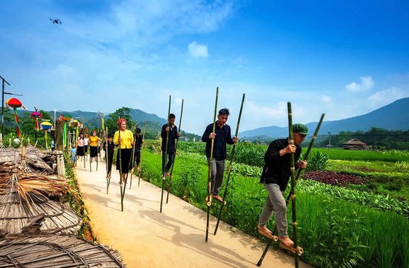 xem bong da truc tiep tren k+ khách về Nghĩa Đô đi cà kheo, chơi ném còn dịp nghỉ lễ 30/4 và 1/5 - Ảnh 2.