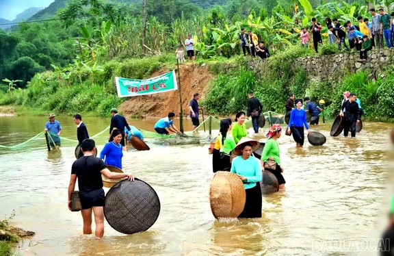 xem bong da truc tiep tren k+ khách về Nghĩa Đô đi cà kheo, chơi ném còn dịp nghỉ lễ 30/4 và 1/5 - Ảnh 5.