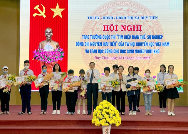 Trao thưởng cuộc thi "Tìm hiểu thân thế, sự nghiệp đồng chí Nguyễn Hữu Tiến" tại Hà Nam- Ảnh 1.