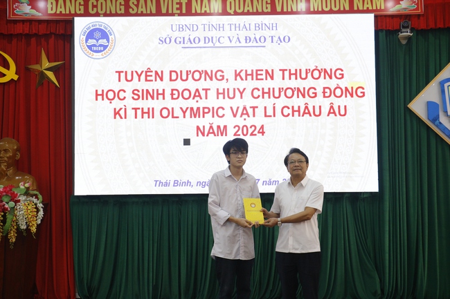 Tuyên dương, khen thưởng học sinh đạt Huy chương Đồng Olympic Vật lý châu Âu- Ảnh 3.