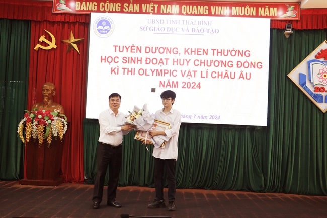 Tuyên dương, khen thưởng học sinh đạt Huy chương Đồng Olympic Vật lý châu Âu- Ảnh 2.