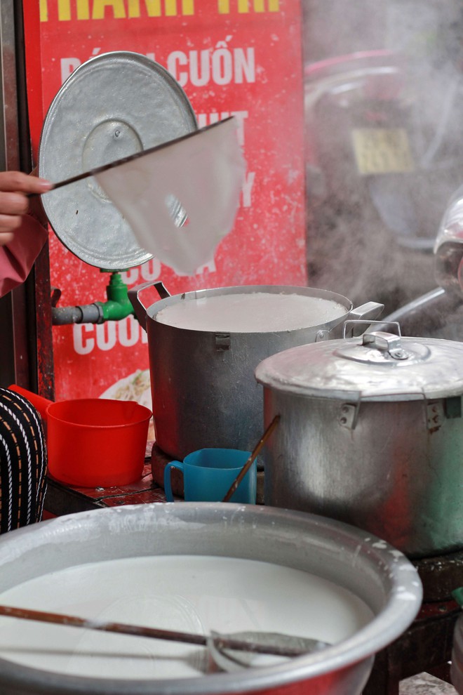 "Bàn tay vàng" của làng bánh cuốn Thanh Trì - Ảnh 4.