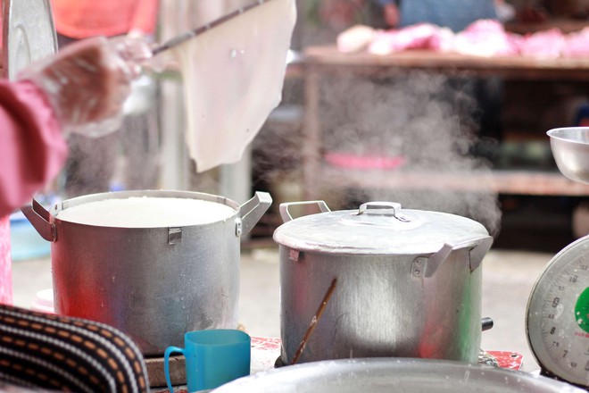 "Bàn tay vàng" của làng bánh cuốn Thanh Trì - Ảnh 3.