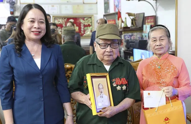Quyền Chủ tịch nước dâng hương tưởng niệm anh hùng liệt sĩ tại Điện Biên Phủ, thăm các chiến sĩ Điện Biên- Ảnh 2.