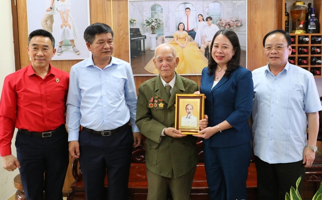 Quyền Chủ tịch nước dâng hương tưởng niệm anh hùng liệt sĩ tại Điện Biên Phủ, thăm các chiến sĩ Điện Biên- Ảnh 3.