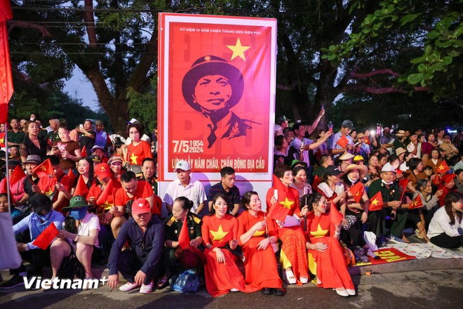 Hơn 12.000 người tham gia Lễ diễu binh, diễu hành kỷ niệm 70 năm Chiến thắng Điện Biên Phủ- Ảnh 5.