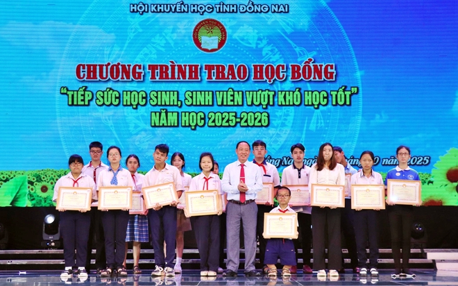 Hội Khuyến học tỉnh Đồng Nai tổ chức Chương trình trao học bổng tiếp sức học sinh, sinh viên vượt khó học tốt  - Ảnh 3.