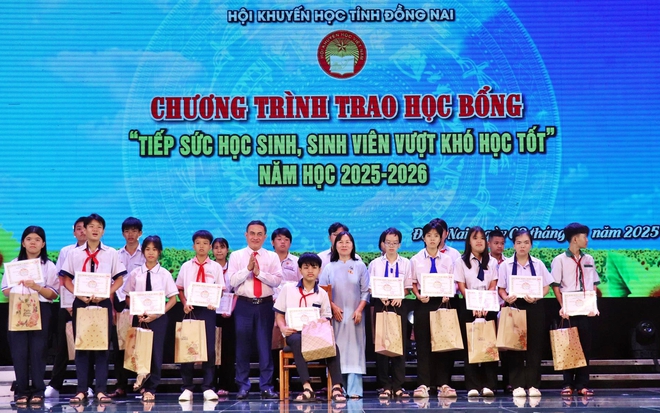 Hội Khuyến học tỉnh Đồng Nai tổ chức Chương trình trao học bổng tiếp sức học sinh, sinh viên vượt khó học tốt  - Ảnh 2.