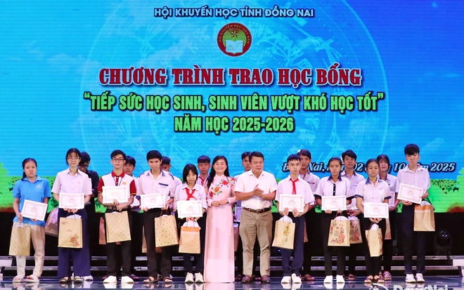 Hội Khuyến học tỉnh Đồng Nai tổ chức Chương trình trao học bổng tiếp sức học sinh, sinh viên vượt khó học tốt  - Ảnh 5.
