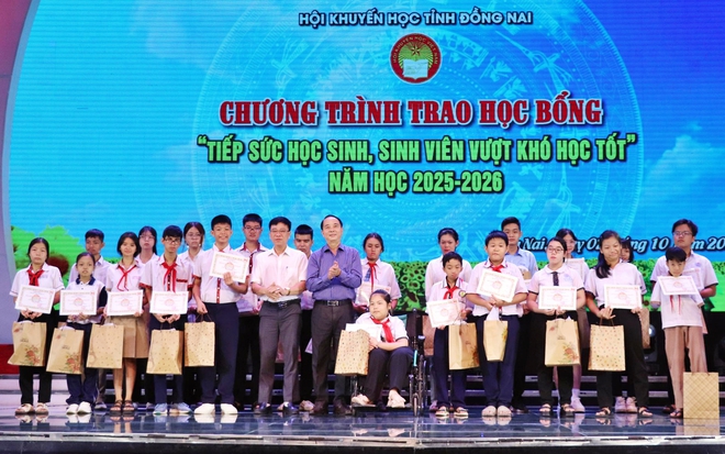 Hội Khuyến học tỉnh Đồng Nai tổ chức Chương trình trao học bổng tiếp sức học sinh, sinh viên vượt khó học tốt  - Ảnh 4.