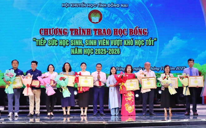 Hội Khuyến học tỉnh Đồng Nai tổ chức Chương trình trao học bổng tiếp sức học sinh, sinh viên vượt khó học tốt  - Ảnh 6.