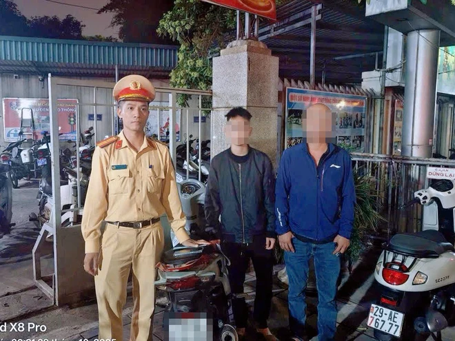 Con đi xe máy bốc đầu - phạt bố “giao xe cho người không đủ điều kiện điều khiển phương tiện tham gia giao thông” - Ảnh 2.