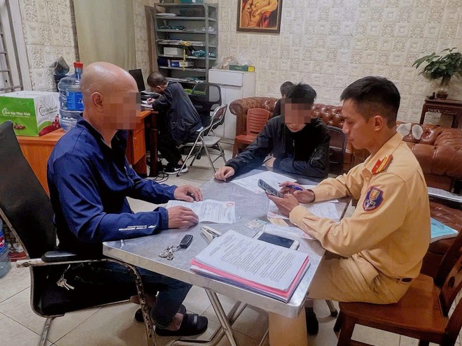 Con đi xe máy bốc đầu - phạt bố “giao xe cho người không đủ điều kiện điều khiển phương tiện tham gia giao thông” - Ảnh 3.