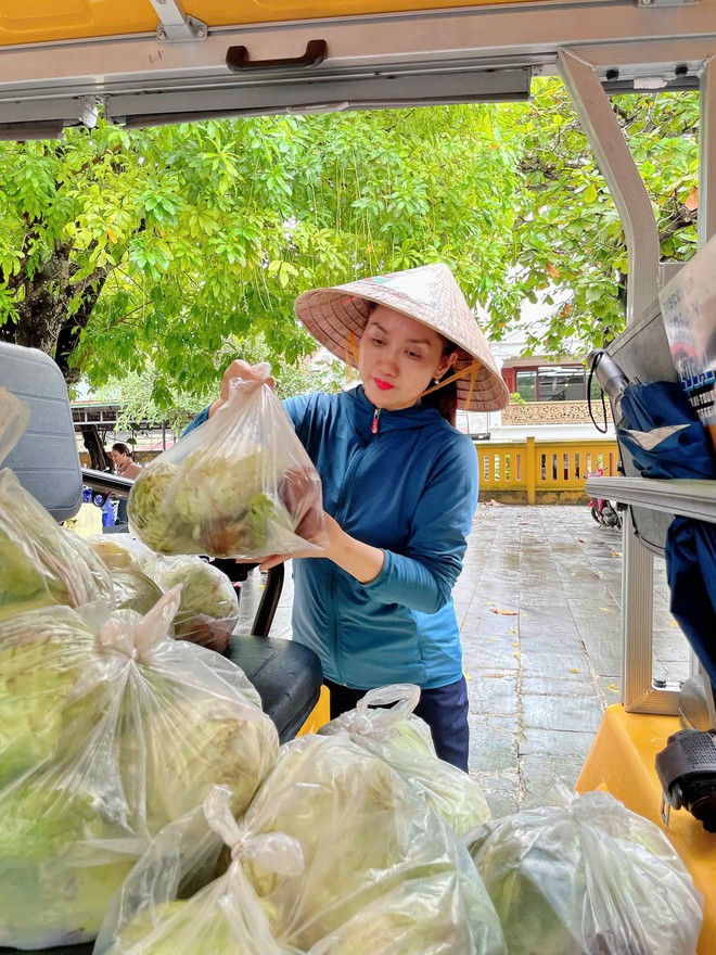 Ấm nghĩa tình trên phố cổ sau mùa nước lũ - Ảnh 2.