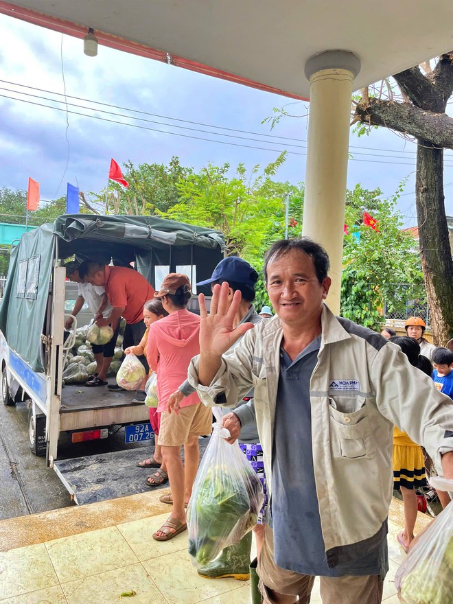 Ấm nghĩa tình trên phố cổ sau mùa nước lũ - Ảnh 3.