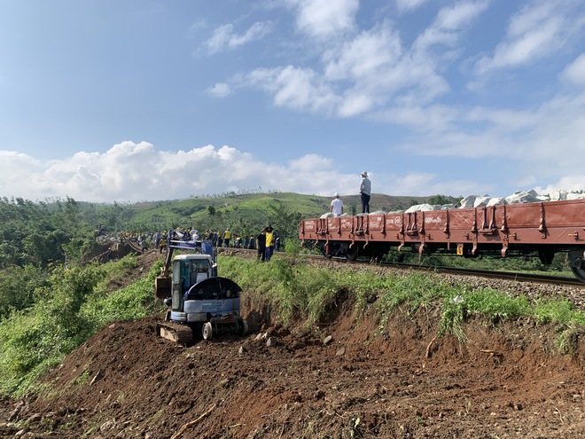 Ng&agrave;nh Đường sắt khẩn trương khắc phục sạt lở, nỗ lực sớm th&ocirc;ng tuyến sau b&atilde;o số 13 - Ảnh 8.