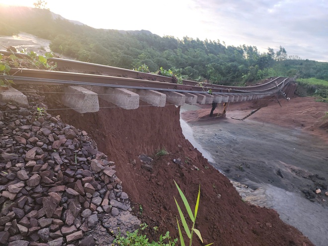Ng&agrave;nh Đường sắt khẩn trương khắc phục sạt lở, nỗ lực sớm th&ocirc;ng tuyến sau b&atilde;o số 13 - Ảnh 4.