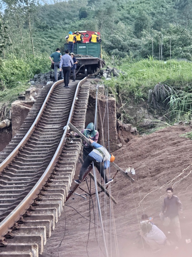 Ng&agrave;nh Đường sắt khẩn trương khắc phục sạt lở, nỗ lực sớm th&ocirc;ng tuyến sau b&atilde;o số 13 - Ảnh 6.
