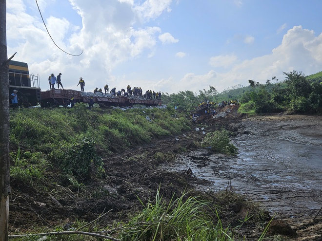 Ng&agrave;nh Đường sắt khẩn trương khắc phục sạt lở, nỗ lực sớm th&ocirc;ng tuyến sau b&atilde;o số 13 - Ảnh 5.