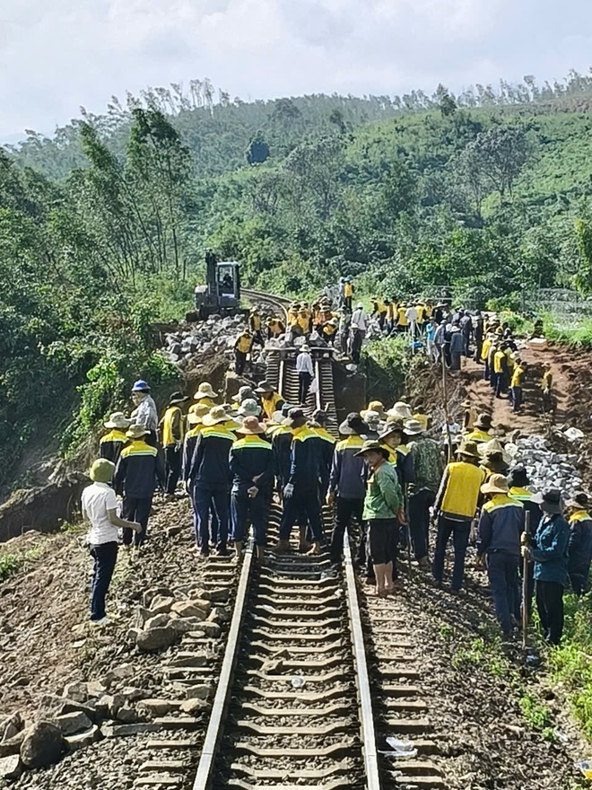 Ng&agrave;nh Đường sắt khẩn trương khắc phục sạt lở, nỗ lực sớm th&ocirc;ng tuyến sau b&atilde;o số 13 - Ảnh 10.