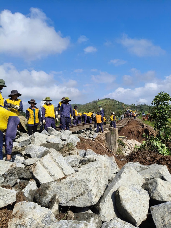 Ng&agrave;nh Đường sắt khẩn trương khắc phục sạt lở, nỗ lực sớm th&ocirc;ng tuyến sau b&atilde;o số 13 - Ảnh 11.