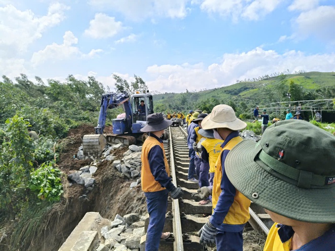 Ng&agrave;nh Đường sắt khẩn trương khắc phục sạt lở, nỗ lực sớm th&ocirc;ng tuyến sau b&atilde;o số 13 - Ảnh 12.