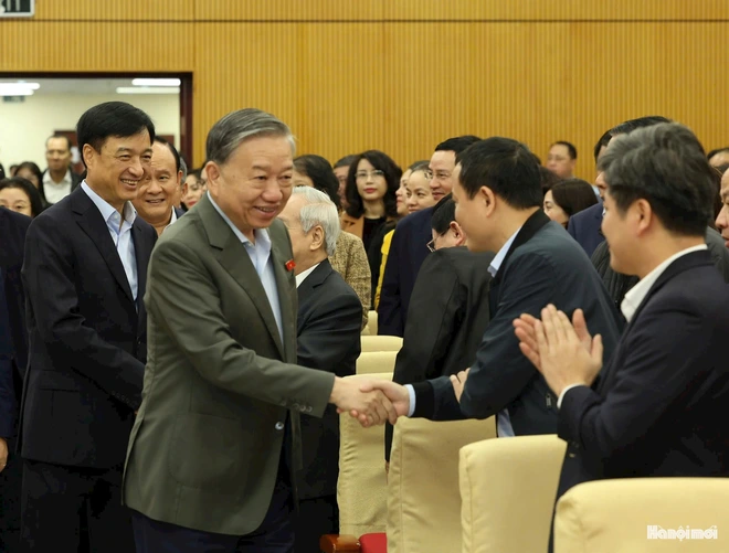 Miễn học phí nhưng vẫn "thu thêm": Đã đến lúc phải điều chỉnh Chương trình giáo dục phổ thông - Ảnh 2.