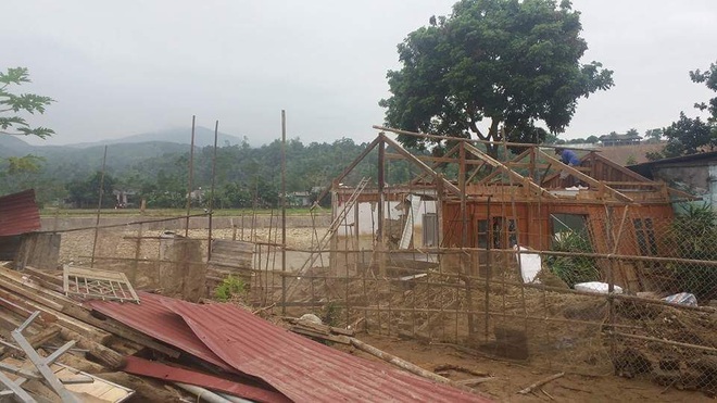 Khi lớp bùn theo nước lũ rửa trôi đi - Ảnh 1.