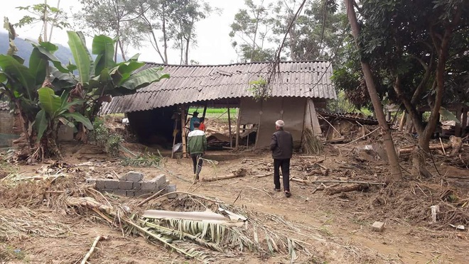 Khi lớp bùn theo nước lũ rửa trôi đi - Ảnh 2.