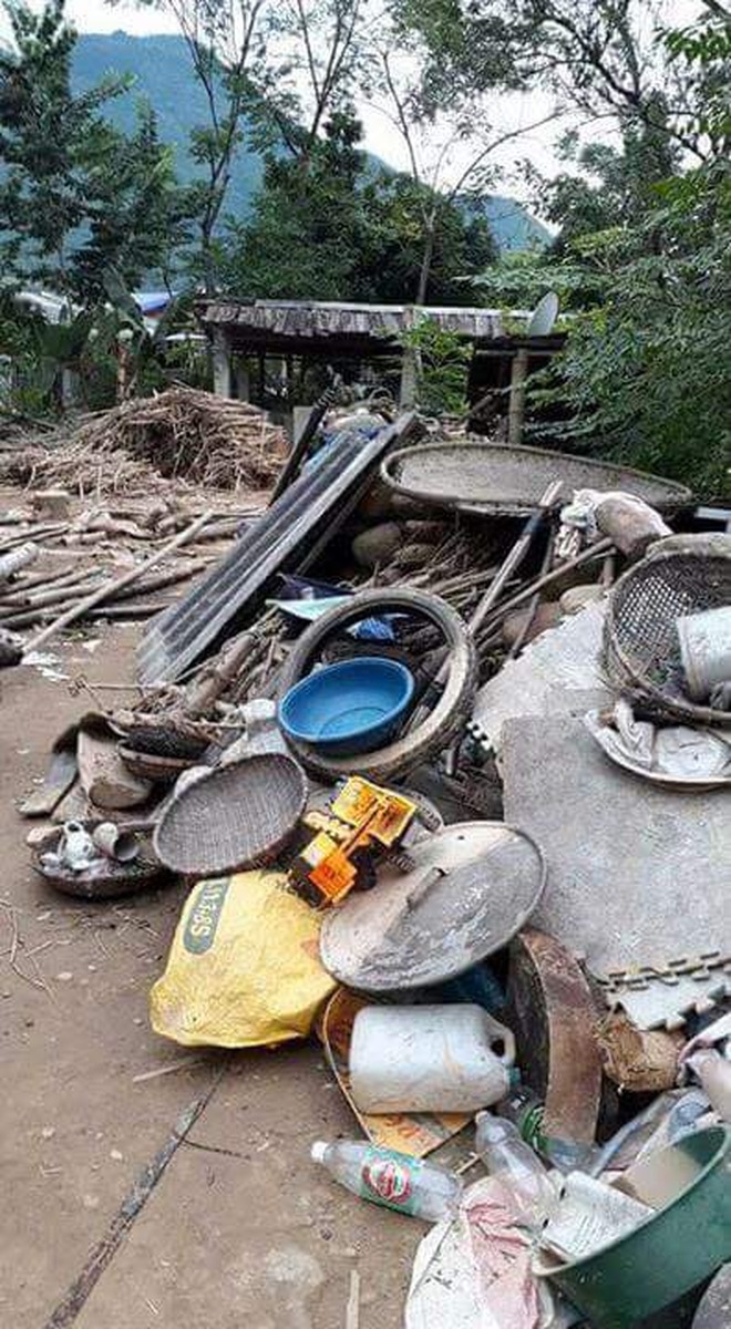 Khi lớp bùn theo nước lũ rửa trôi đi - Ảnh 3.