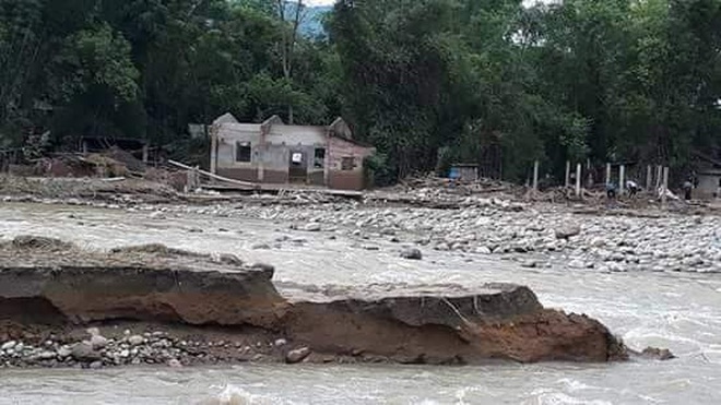 Khi lớp bùn theo nước lũ rửa trôi đi - Ảnh 4.