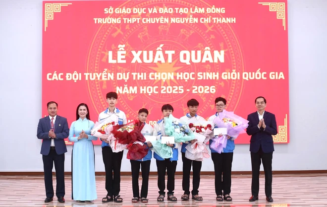 Hội Khuyến học L&acirc;m Đồng trao 59 suất học bổng khuyến t&agrave;i cho đội tuyển dự thi chọn học sinh giỏi quốc gia - Ảnh 2.