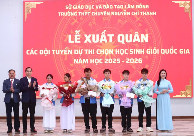 Hội Khuyến học L&acirc;m Đồng trao 59 suất học bổng khuyến t&agrave;i cho đội tuyển dự thi chọn học sinh giỏi quốc gia - Ảnh 3.
