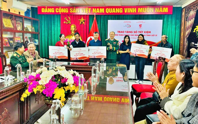 Trao tặng sổ tiết kiệm cho 16 gia đ&igrave;nh liệt sĩ - Ảnh 2.