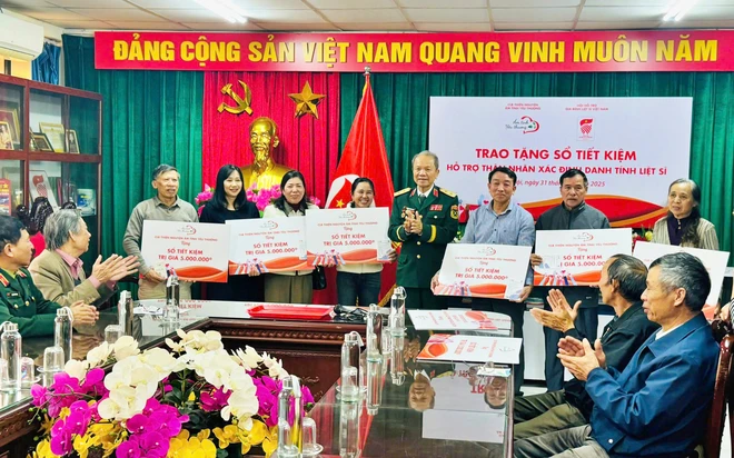 Trao tặng sổ tiết kiệm cho 16 gia đ&igrave;nh liệt sĩ - Ảnh 3.