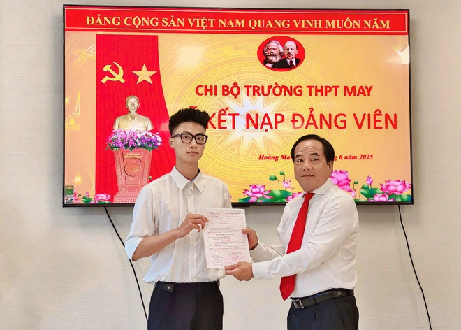Trường Trung học phổ thông MAY kết nạp đảng viên mới - Ảnh 2.