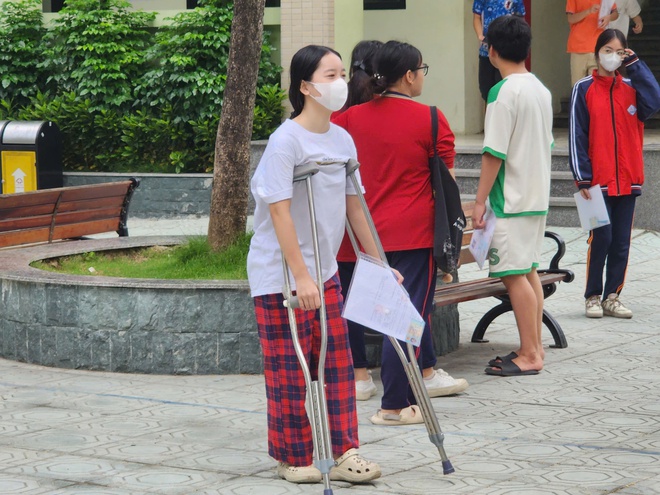 Thí sinh tự tin bước vào kỳ thi tuyển sinh lớp 10 tại Hà Nội - Ảnh 4.