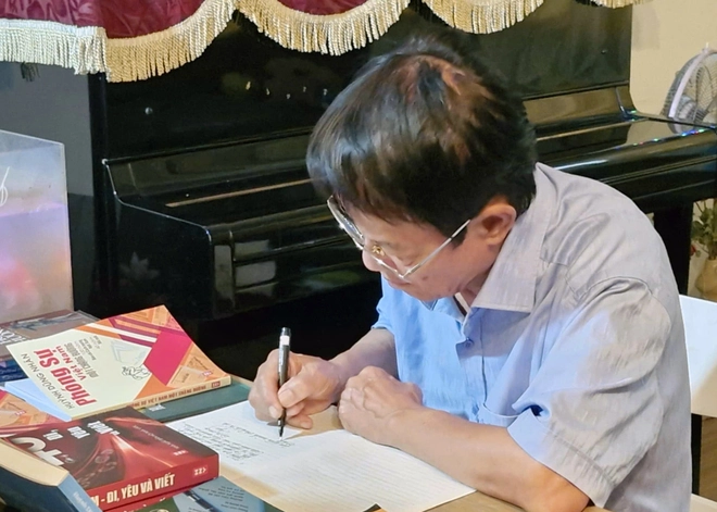 Niềm vui của người in sách chính là lúc nắn nót ký tên gửi sách đi - Ảnh 4.