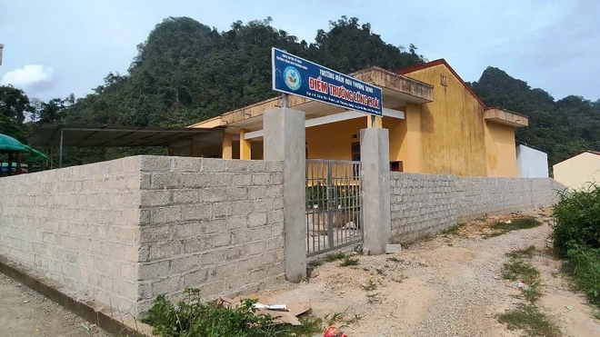 Khánh thành tường bao và tặng quà cho điểm trường mầm non vùng cao Lũng Hoài - Ảnh 2.