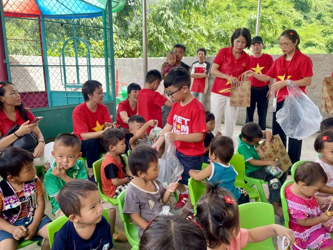 Khánh thành tường bao và tặng quà cho điểm trường mầm non vùng cao Lũng Hoài - Ảnh 18.