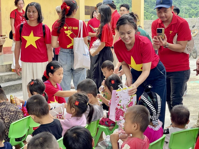 Khánh thành tường bao và tặng quà cho điểm trường mầm non vùng cao Lũng Hoài - Ảnh 17.