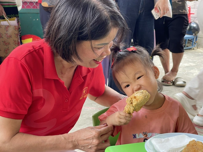 Khánh thành tường bao và tặng quà cho điểm trường mầm non vùng cao Lũng Hoài - Ảnh 13.