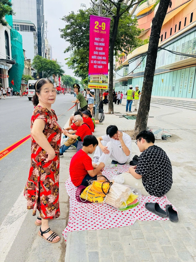 Nữ cựu chiến binh cao tuổi 3 lần đi xem diễu binh, diễu hành, sẵn sàng lên đường lần thứ 4- Ảnh 2. Nữ cựu chiến binh cao tuổi 3 lần đi xem diễu binh, diễu hành, sẵn sàng lên đường lần thứ 4- Ảnh 2.