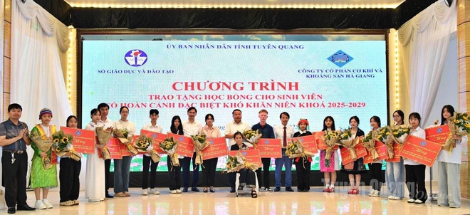 Tuyên Quang trao 27 suất học bổng trị giá trên 2,5 tỉ đồng cho sinh viên có hoàn cảnh đặc biệt khó khăn - Ảnh 2.